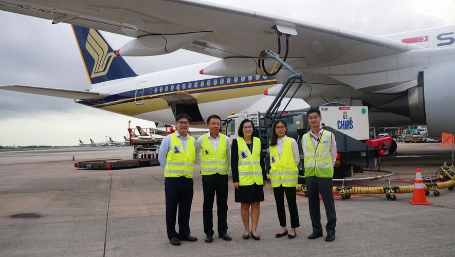 Representatives from CAAS, SIA, Temasek, ExxonMobil, and Neste at the uplifting of blended SAF onto SIA aircraft